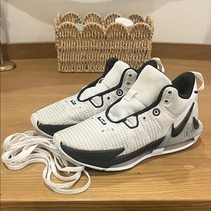 Nike Lebrons Witness VII - Men’s size 6